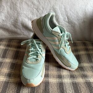 Adidas Retrorun 'Halo Mint' Suede Sneakers
Women's Size 10 Low Top
Shoes